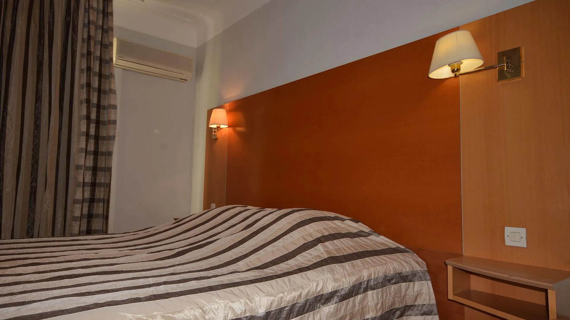 Albergo Hotel Saint-Laurent-du-Var 2*,  Francia